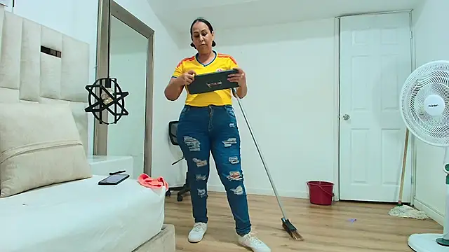 Sara_BigAss- live