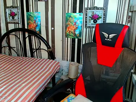 UnCut_Cock_Ts live