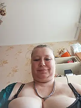 KiraStanton live