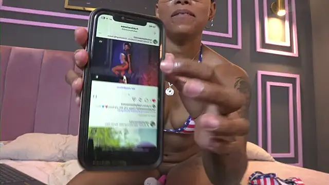 kelly_thomson live