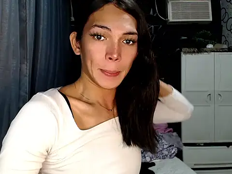 GORGEOUS_CARMEE live