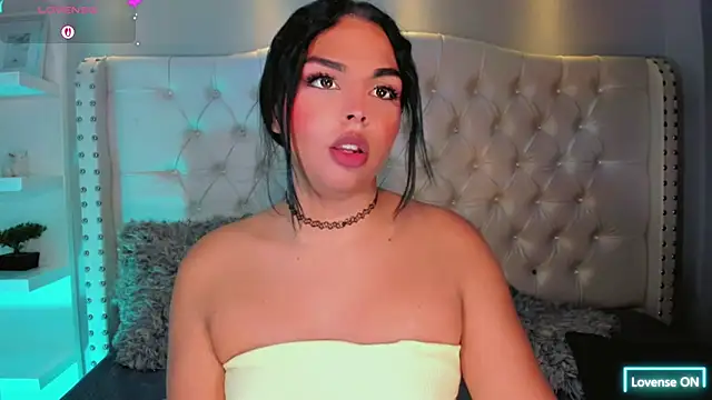 Maia_Hotts live