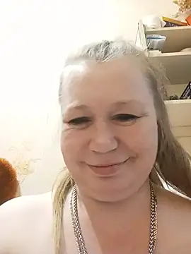 KiraStanton live